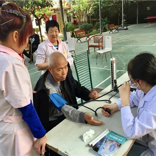 护理人员协助老人锻炼