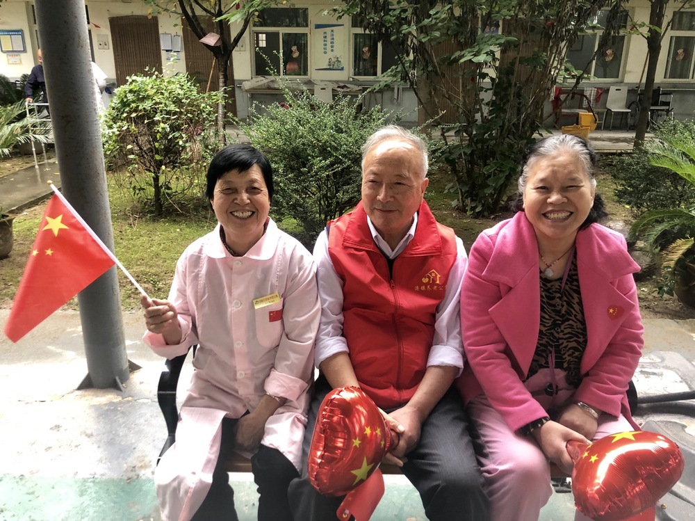 护理人员协助老人锻炼