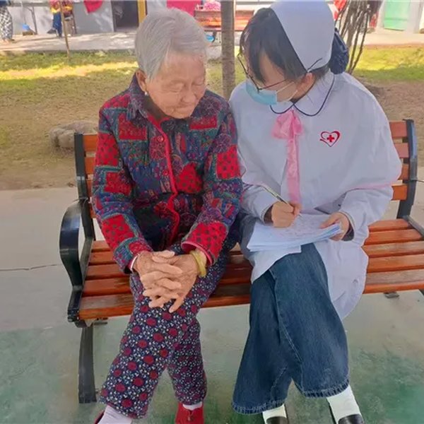 护理人员协助老人锻炼