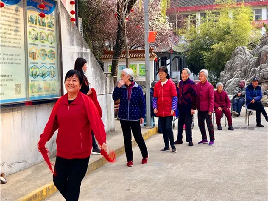 护理人员协助老人锻炼
