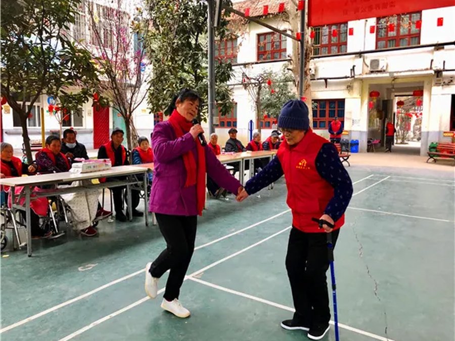 护理人员协助老人锻炼