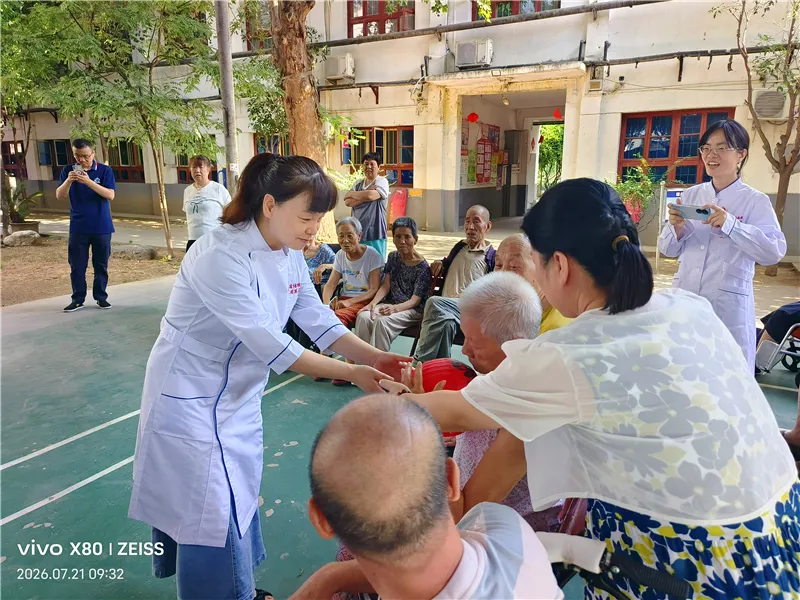 医养联动志愿服务：医护人员为长者测量血压