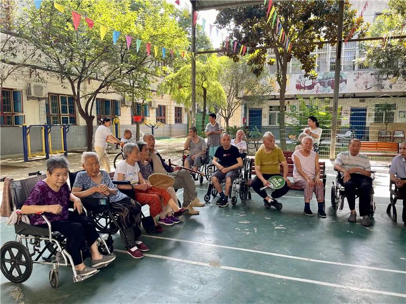 医护志愿者与公寓长者亲切交流