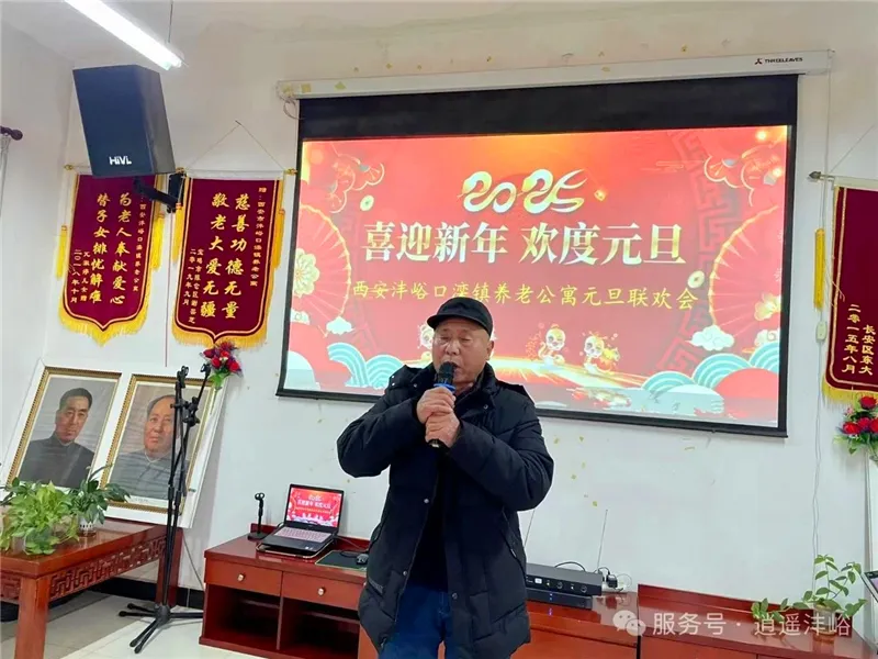 工作人员为长者分发节日水果糕点