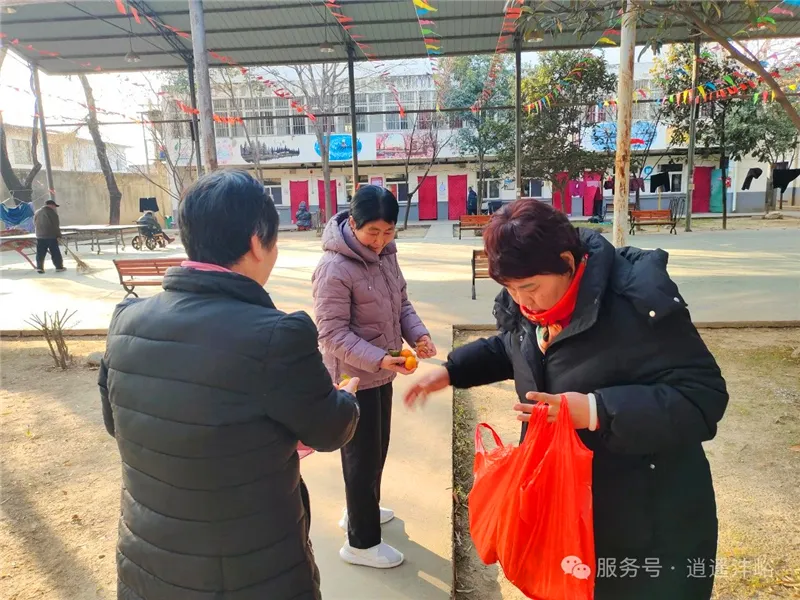 工作人员为长者分发节日水果糕点