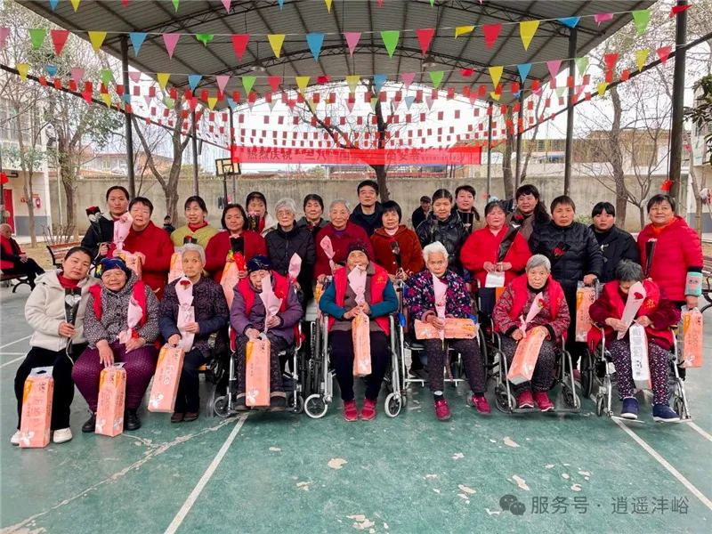 长者手捧鲜花笑容满面