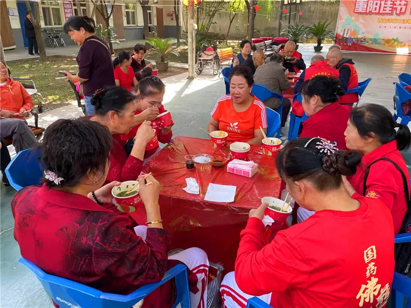 重阳节爱心单位到访慰问合影