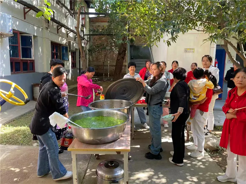长者围坐共度重阳佳节