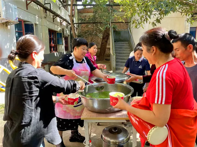 重阳节爱心单位到访慰问合影