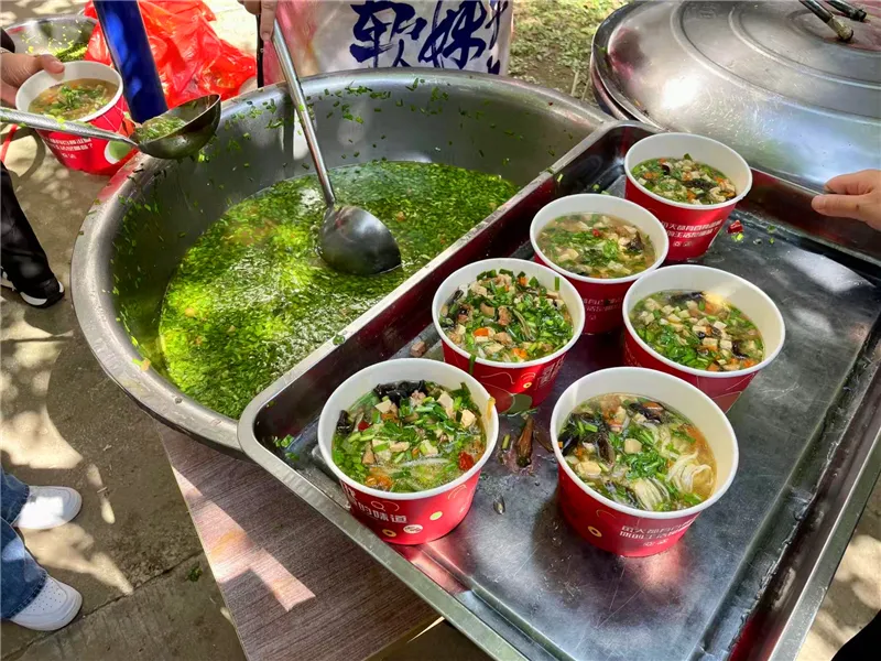 为长者准备的重阳糕与菊花茶