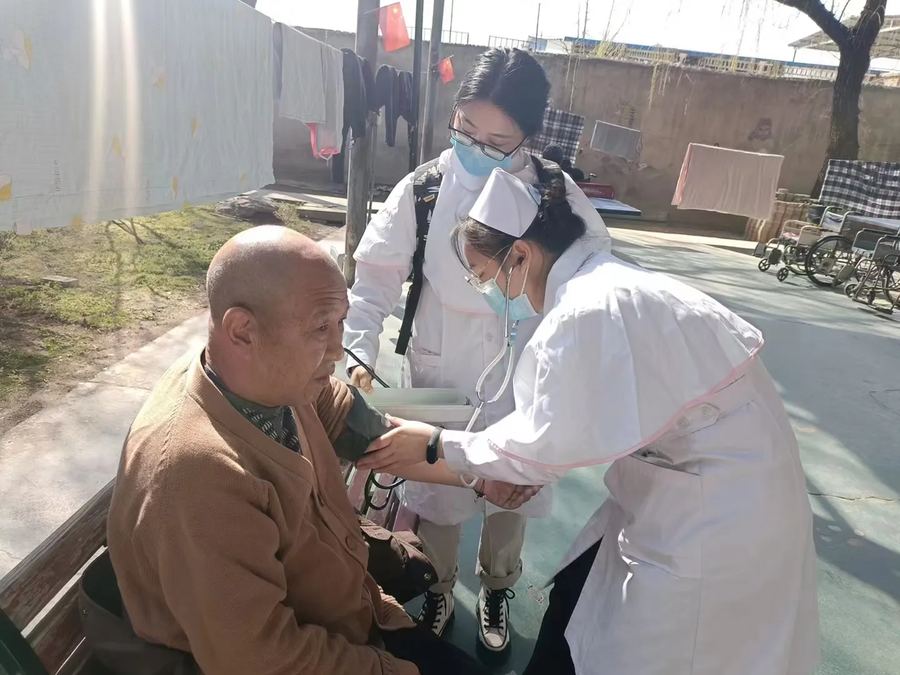 西安培华学院医疗小分队志愿者来西安沣峪口滦镇养老公寓开展学雷锋敬老爱老活动