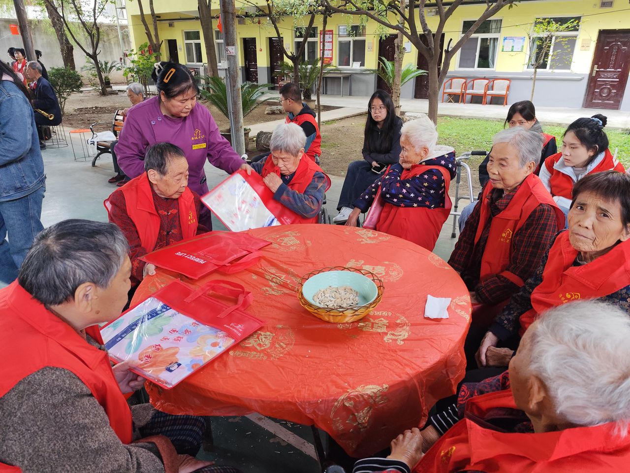 爱心志愿者与长辈们围坐一堂,共度重阳