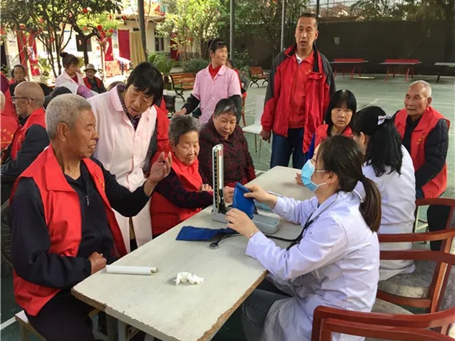 医护人员来院为长辈做健康检查